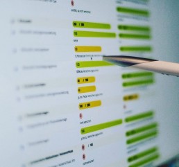Versicherungsmakler Betzforf bei der Arbeit mit Vergleichsprogrammen