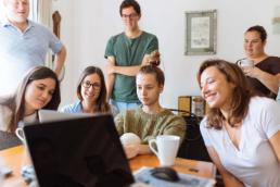 Autoversicherung Betzdorf Familie sitzt vorm laptop
