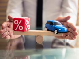Autoversicherung Betzdorf erkl&auml;rung des SFR mit einer Wippe und Spielzeug Auto