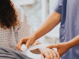 PKV-in-Betzdorf-Patientin-wird-ein-Verband-gewechselt von Arzthelferin